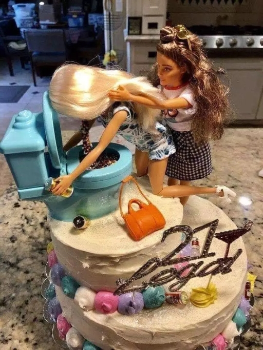 Bánh sinh nhật với cô gái “huệ” đầy hài hước
